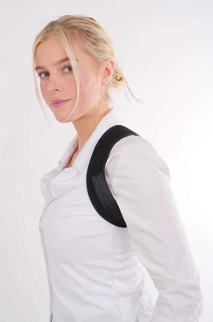 kvinne med backzter holdningsvest