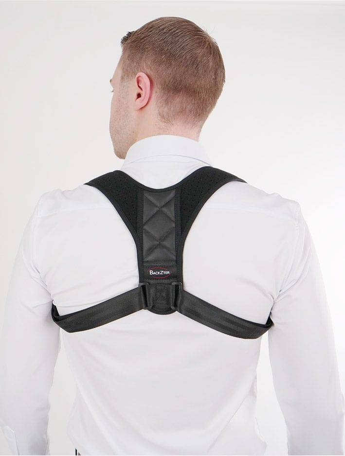 mann med backzter holdningsvest